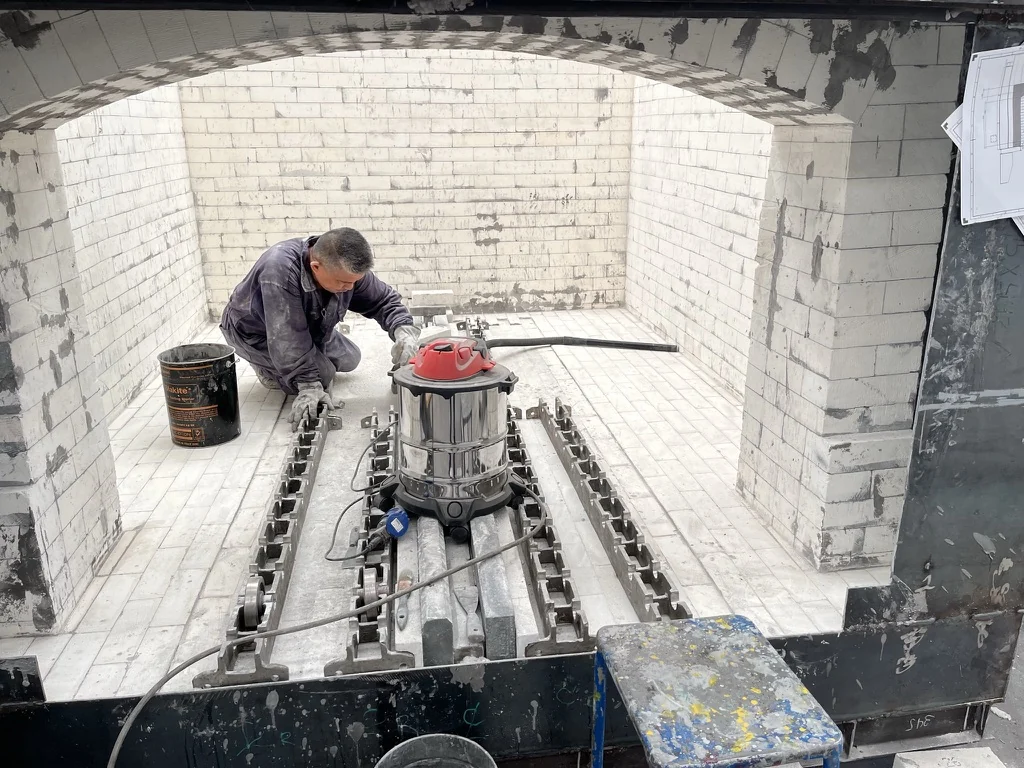 Rifacimento dell’isolamento refrattario interno di un forno industriale